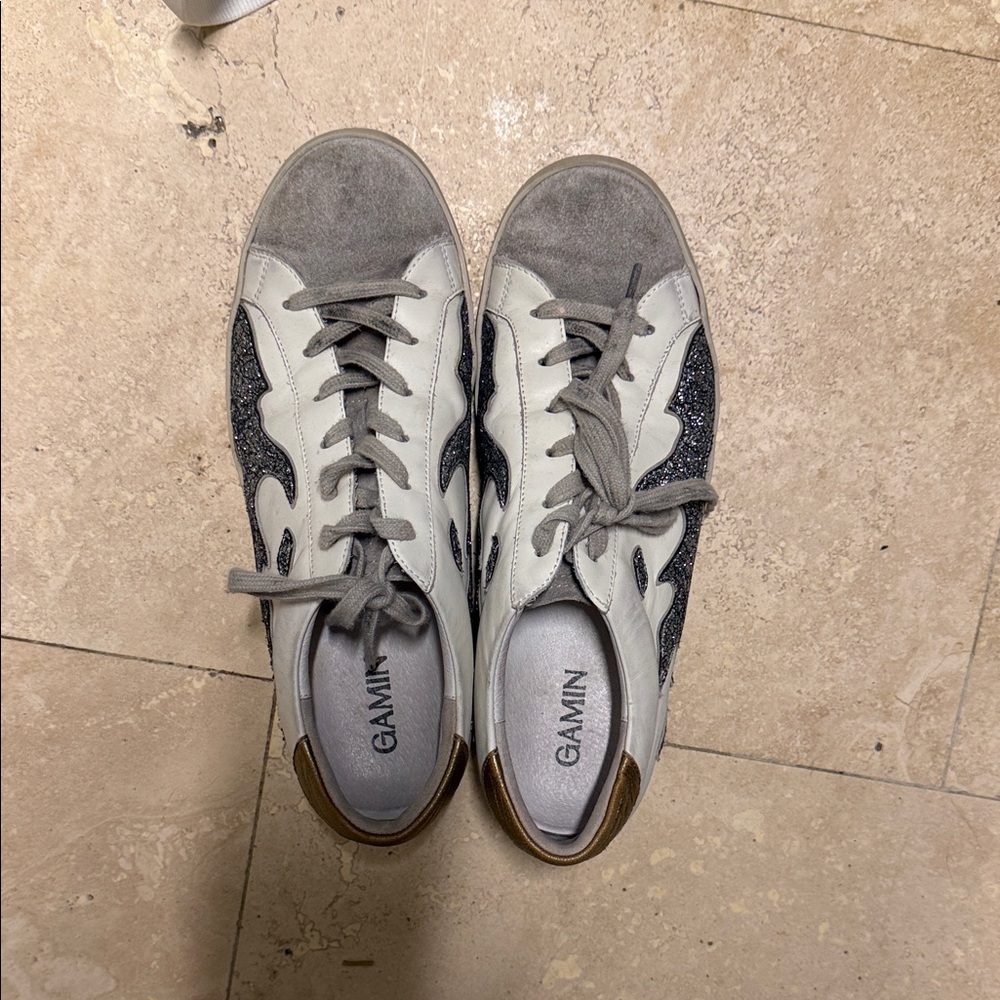 Gaming women’s Sneakers in Gray, White, and Black. Sparling silver on the sides